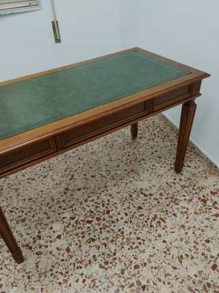 Mesa de madera con tapete de cuero
