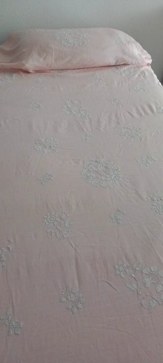 Colcha vintage bordada flores rosa y blanco