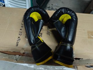 Guantes de Boxeo Negros y Amarillos