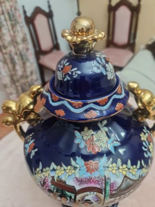 Jarrón estilo oriental azul y dorado