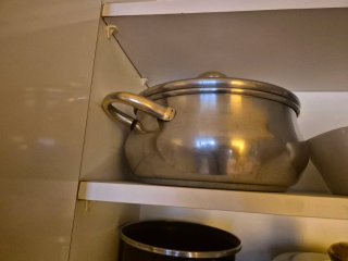 Batería de cocina metal dorada y plateada