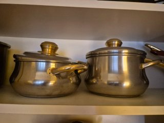 Batería de cocina metal dorada y plateada