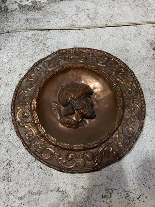 Plato decorativo antiguo con perfil