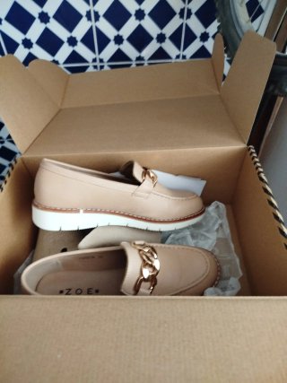 Zapatos planos beige con cadena dorada