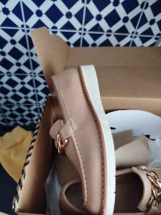 Zapatos planos beige con cadena dorada