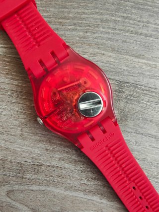 Reloj Swatch New Gent Red Rebel SUOR701