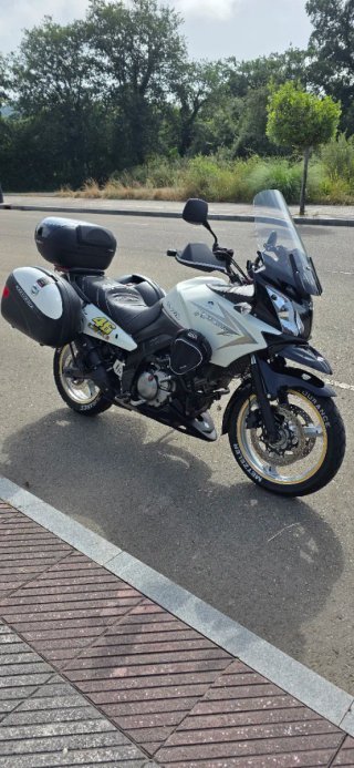 Suzuki V-Strom Adventure Moto