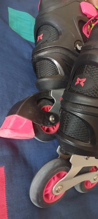 Patines en línea negros y rojos