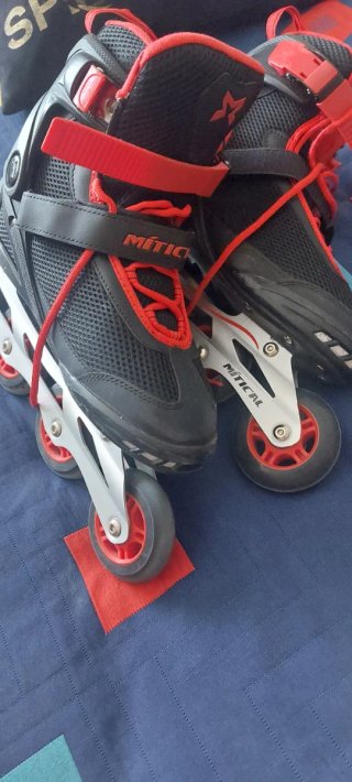 Patines en línea negros y rojos