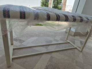 Banco de hierro blanco tapizado rayas