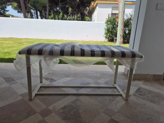 Banco de hierro blanco tapizado rayas
