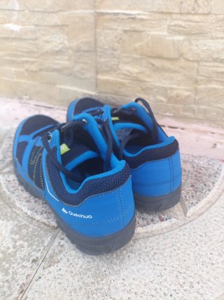 Zapatillas deportivas azules y negras