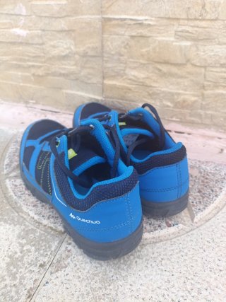 Zapatillas deportivas azules y negras