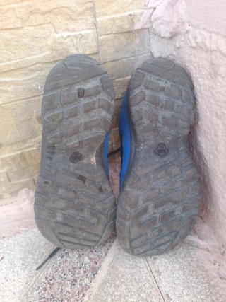 Zapatillas deportivas azules y negras
