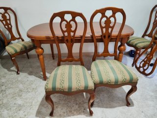 Mesa de comedor extensible de madera.