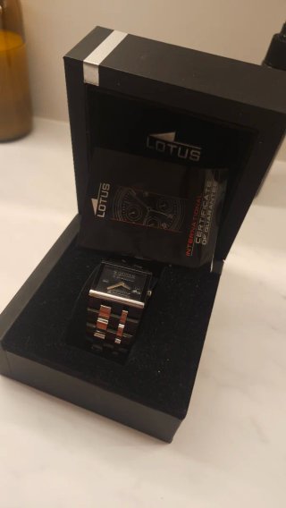 Reloj Lotus Negro y Plateado