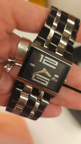 Reloj Lotus Negro y Plateado