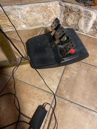 Volante Logitech G27 con pedales y pomo de marchas