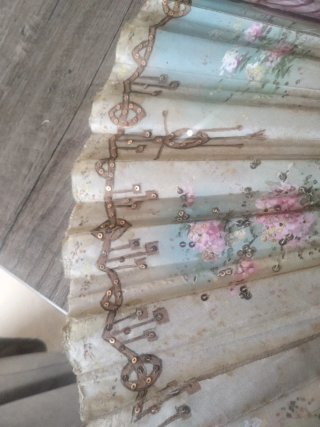 Abanico antiguo decorado