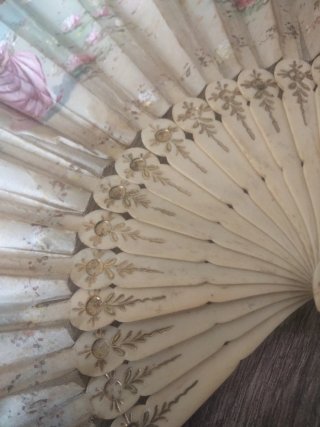 Abanico antiguo decorado