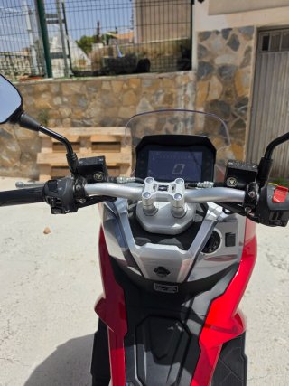 MH VR10 Scooter Roja y Plata