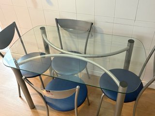 Mesa cristal y 4 sillas con estructura metálica