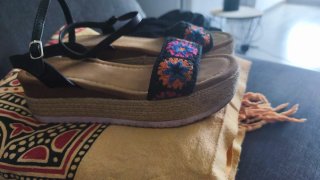 Sandalias negras con flores multicolor
