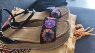 Sandalias negras con flores multicolor