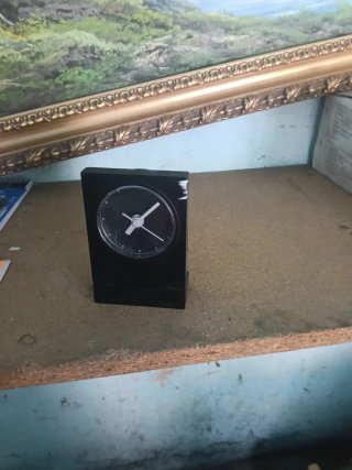 Reloj de mesa negro
