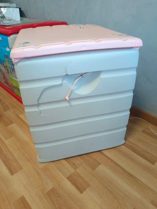 Baúl infantil de plástico rosa y beige