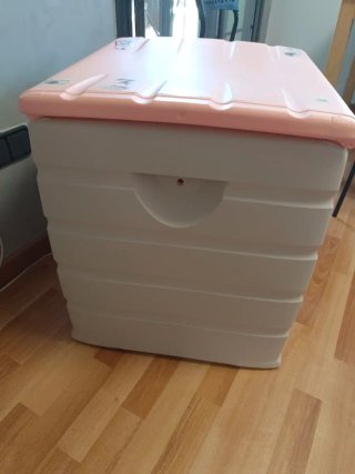 Baúl infantil de plástico rosa y beige