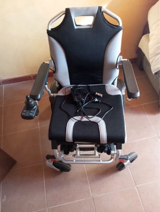 Silla de ruedas eléctrica plegable
