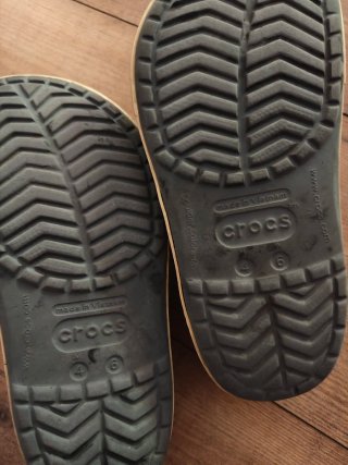 Crocs grises para niños talla 4- 6