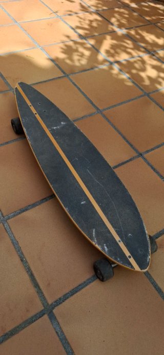 Longboard con diseño geométrico