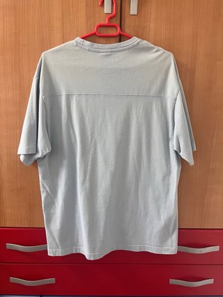 Camiseta Bershka Celeste Estampada