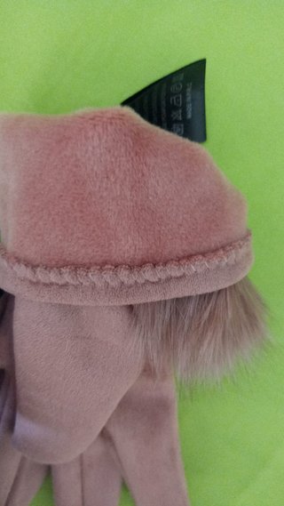 Guantes sin estrenar (con la etiqueta puesta).