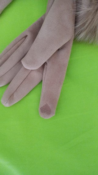 Guantes sin estrenar (con la etiqueta puesta).