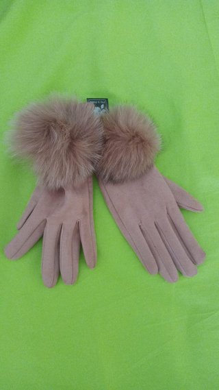 Guantes sin estrenar (con la etiqueta puesta).