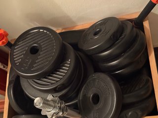 Banco plano con barra, mancuernas y 80 kg discos