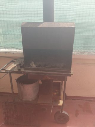 Barbacoa casera de metal