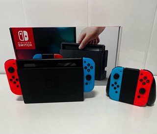 Nintendo Switch + 2 Mandos + Funda