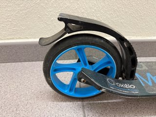 Patinete Oxelo azul y negro