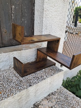 Estantería esquinera de madera para pared