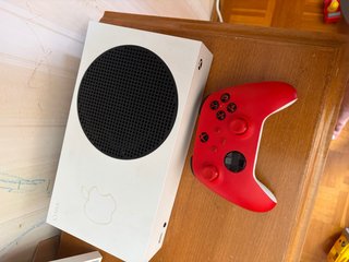 Xbox Series S + Mando Rojo, con vari giochi.