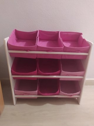 Estantería infantil con cestas rosas