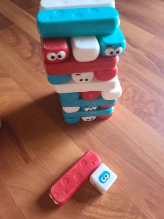 Juegos construcción piezas y torre jenga infantil