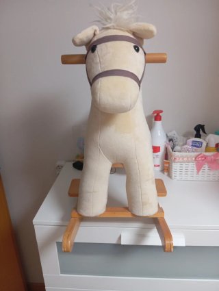Caballo balancín de peluche