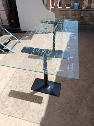 Mesa de cristal con diseño floral