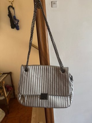 Tuta fucsia e borsa argento