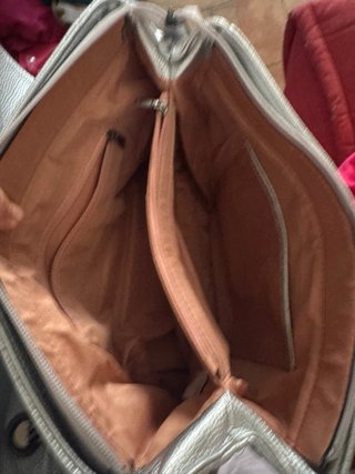 Tuta fucsia e borsa argento